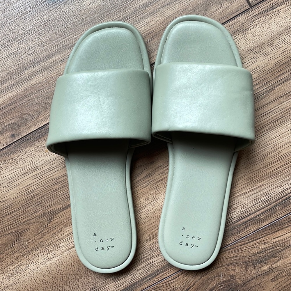 A new day size 7 slides, green, never worn
